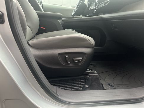 Used 2022 Toyota Sienna XLE AWD/4WD image 27