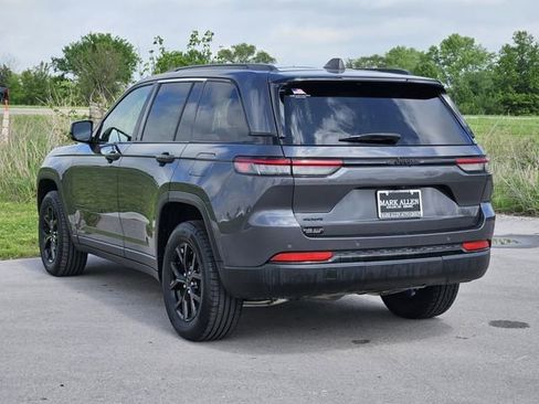 Used 2024 Jeep Grand Cherokee Altitude AWD/4WD image 5