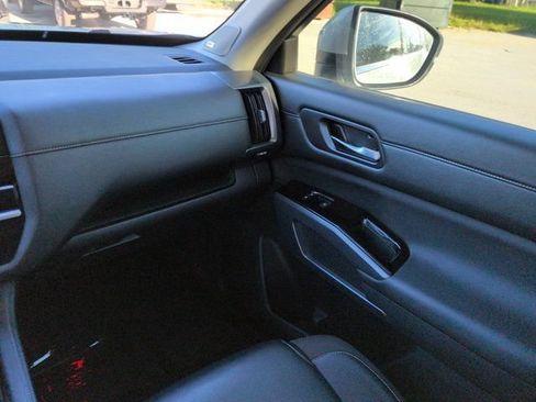Used 2025 Nissan Pathfinder SL w/ SL Premium Package FWD image 16