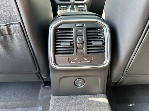 Used 2026 Porsche Macan AWD/4WD image 39