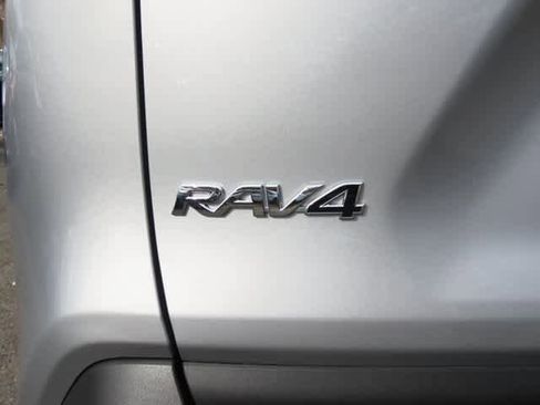 Used 2022 Toyota RAV4 LE image 7
