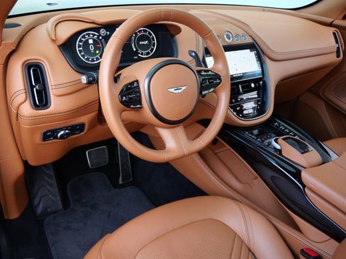 Used 2021 Aston Martin DBX image 3