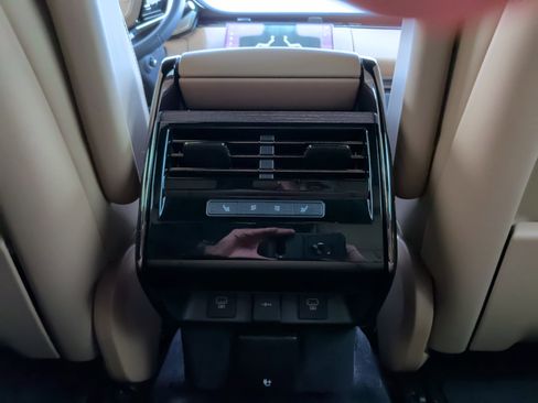 Used 2023 Land Rover Range Rover Sport SE image 40