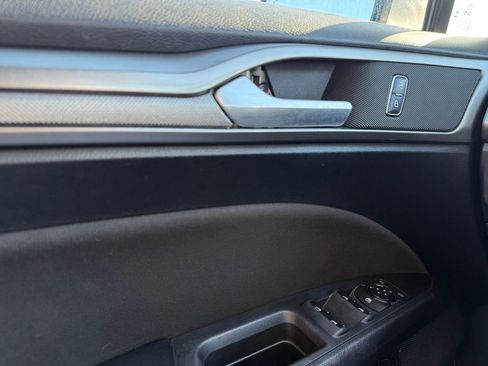 Used 2019 Ford Fusion SE FWD image 11