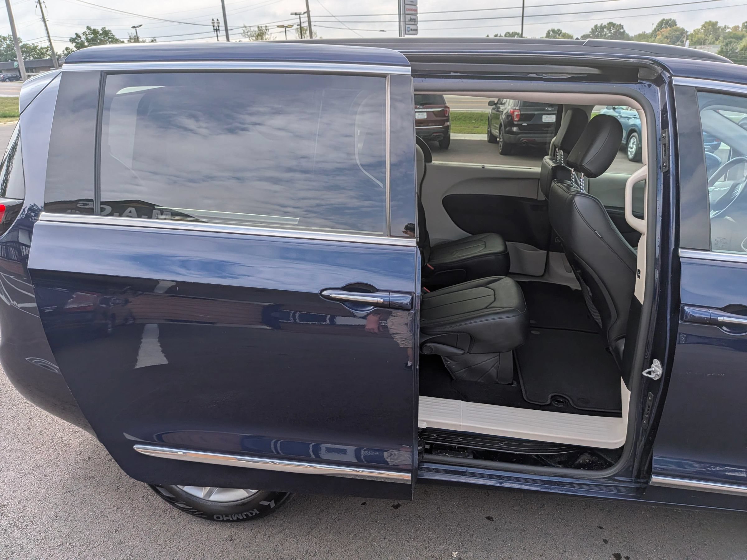 Used 2017 Chrysler Pacifica Touring-L w/ Tire & Wheel Group FWD image 40