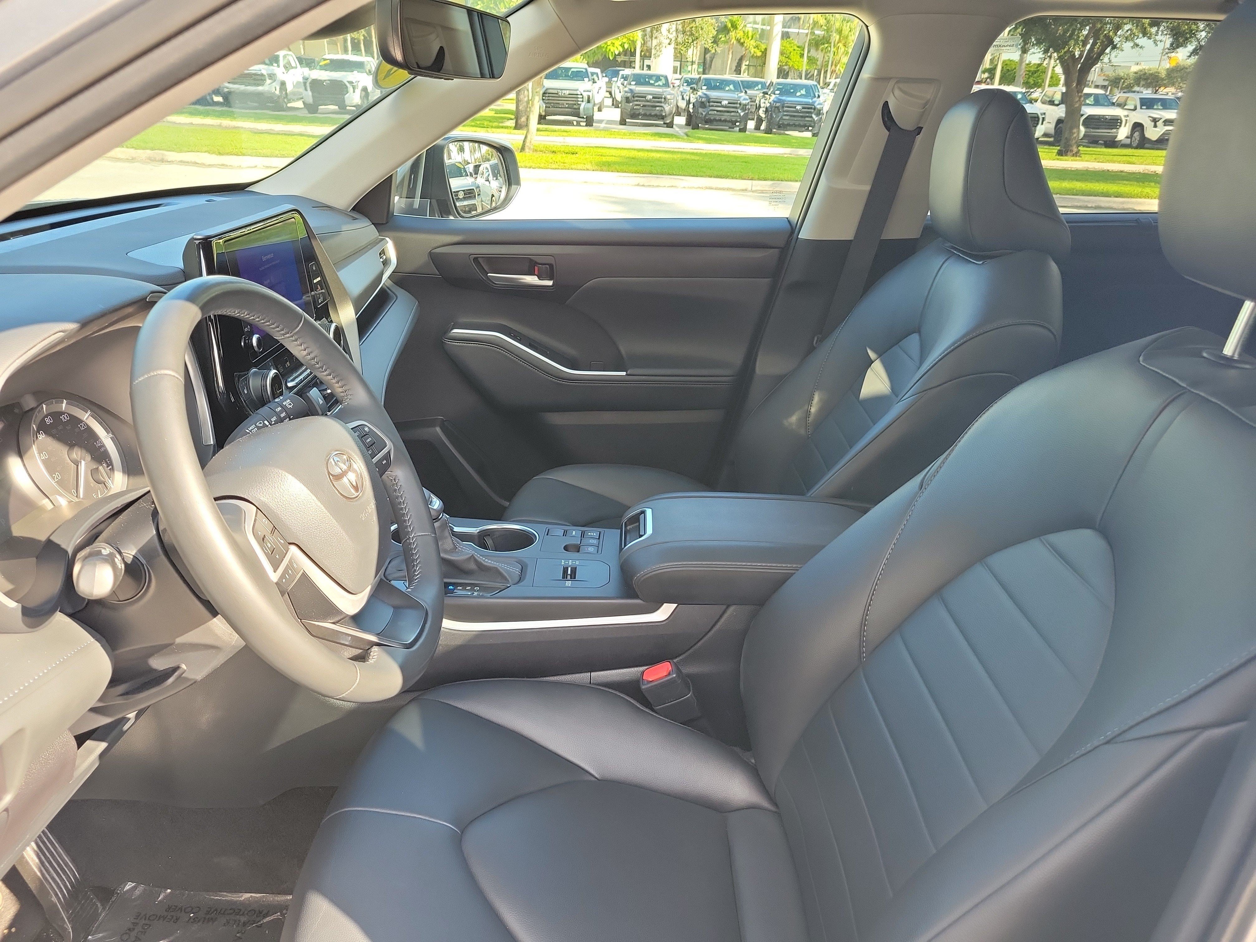 Used 2024 Toyota Highlander XLE FWD image 25