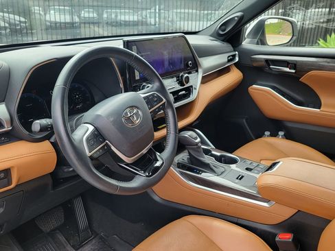 Used 2023 Toyota Highlander Platinum FWD image 9