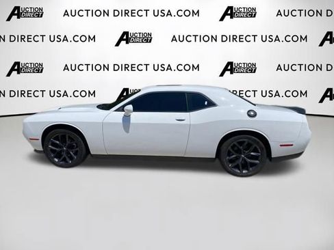 Used 2022 Dodge Challenger SXT w/ Driver Convenience Group RWD image 3