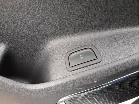 Used 2025 GMC Acadia Elevation image 19