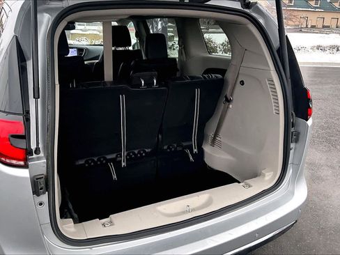 Used 2024 Chrysler Pacifica Select image 19