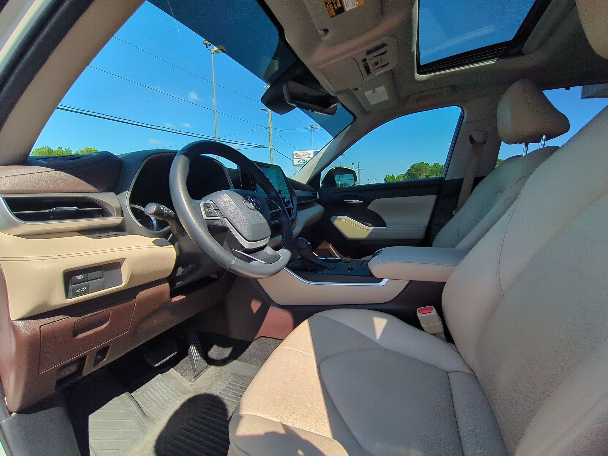 Used 2022 Toyota Highlander XLE FWD image 13