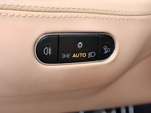 Used 2024 Bentley Bentayga Extended Wheelbase AWD/4WD image 24