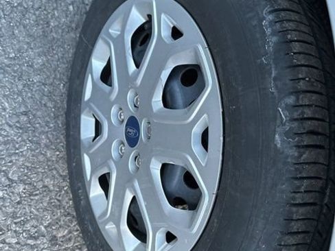 Used 2012 Ford Focus SE w/ SE Winter Pkg image 4