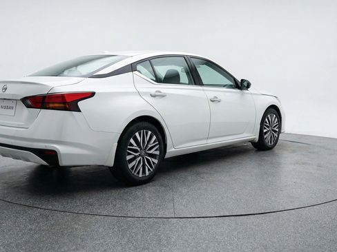 Used 2025 Nissan Altima 2.5 SV image 9