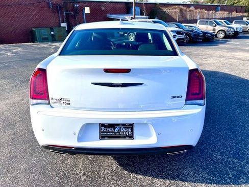 Used 2023 Chrysler 300 Touring w/ Safetytec Plus Group image 4