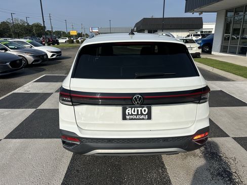 Used 2025 Volkswagen Taos SE FWD image 9