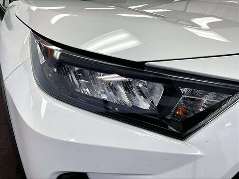 Used 2021 Toyota RAV4 LE AWD/4WD image 27