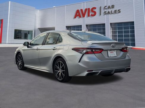 Used 2024 Toyota Camry SE image 3