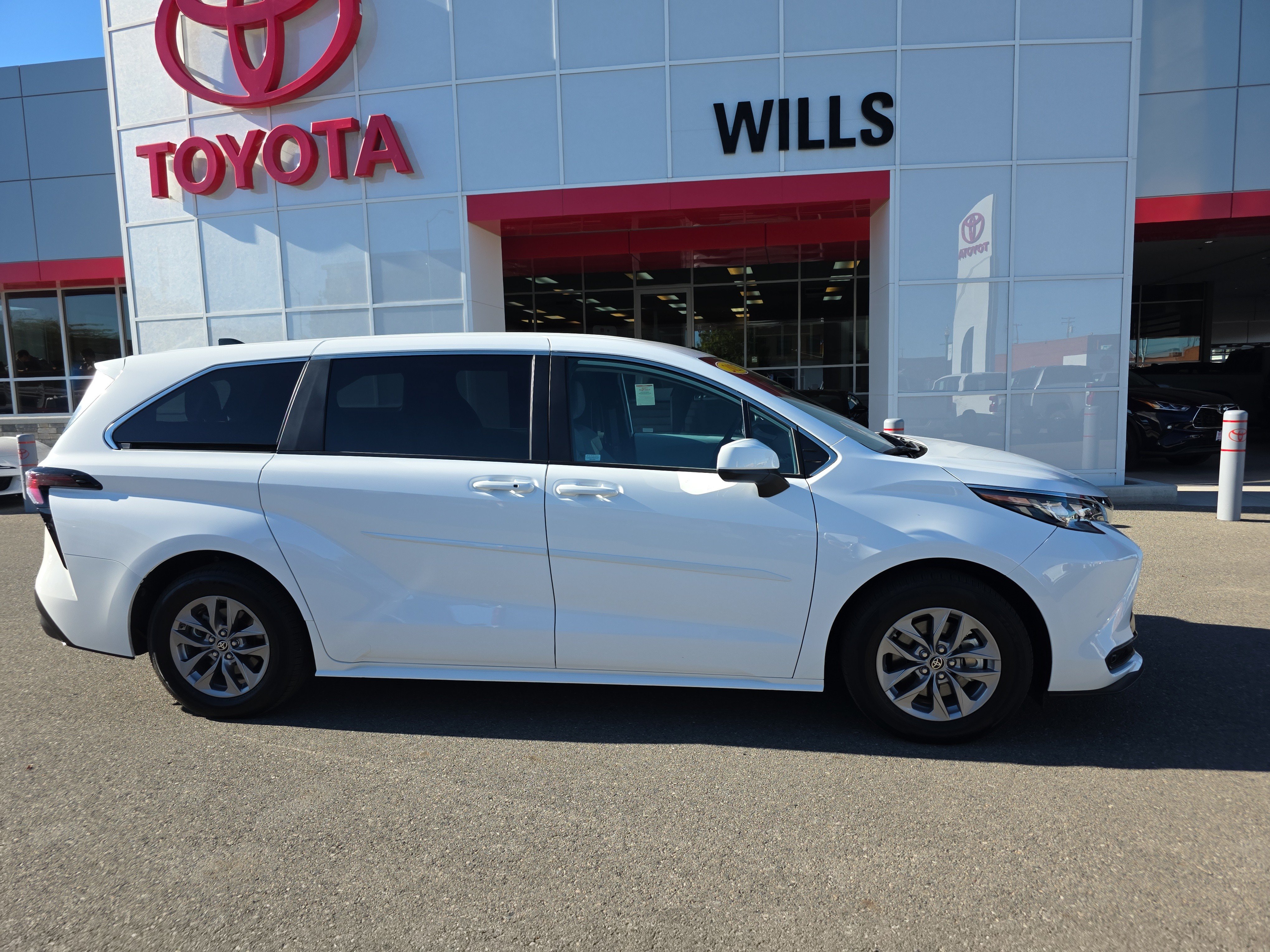 Used 2025 Toyota Sienna LE AWD/4WD image 1