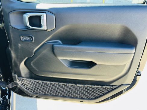 Used 2024 Jeep Gladiator Mojave w/ Technology Group image 30