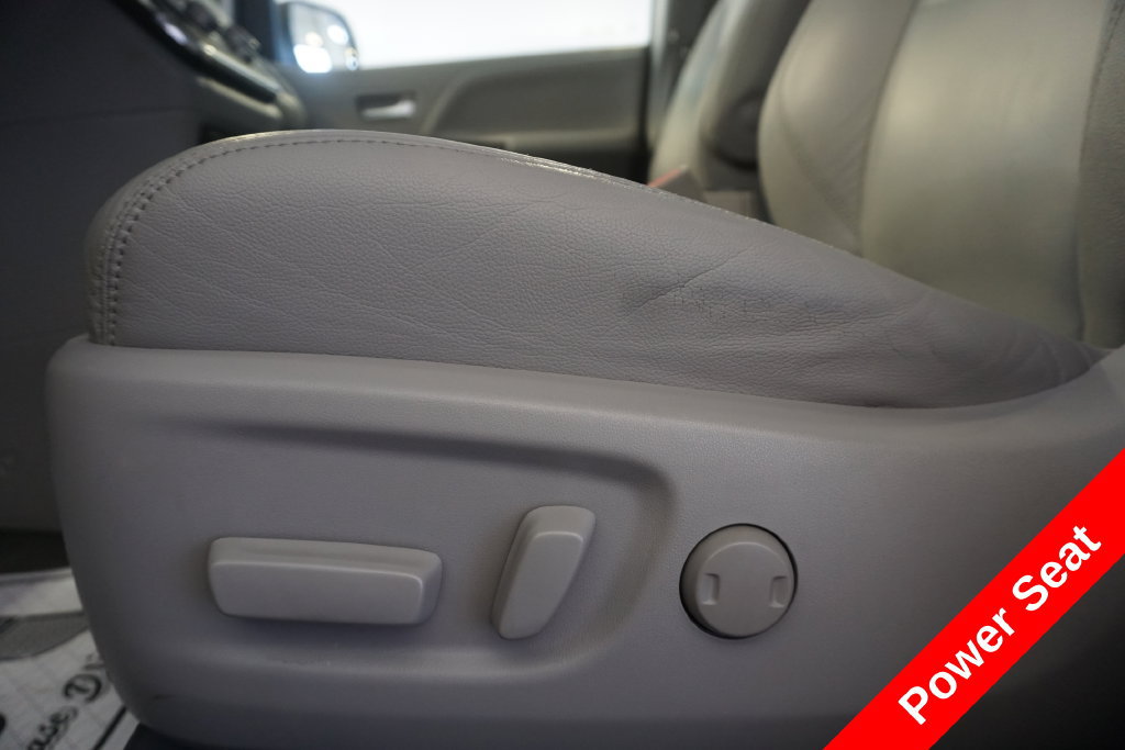 Used 2017 Toyota Sienna XLE w/ XLE Navigation Package AWD/4WD image 7