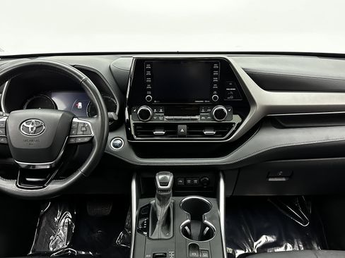 Used 2020 Toyota Highlander XLE image 27