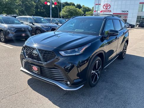 Used 2022 Toyota Highlander XSE AWD/4WD image 3
