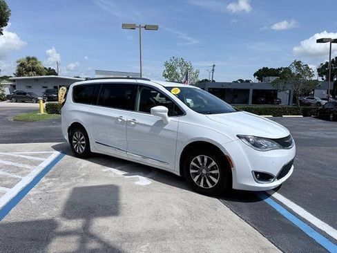 Used 2019 Chrysler Pacifica Touring-L Plus w/ Advanced Safetytec Group FWD image 2