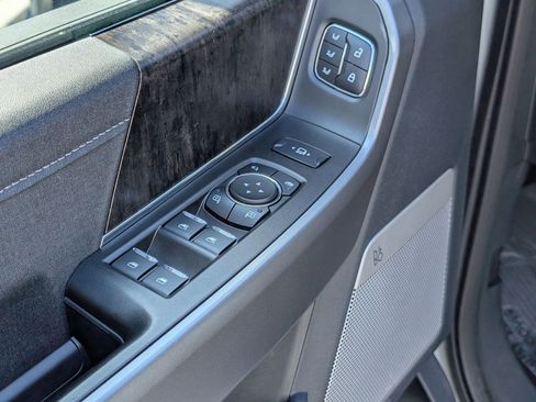 Used 2025 Ford F250 Lariat AWD/4WD image 13