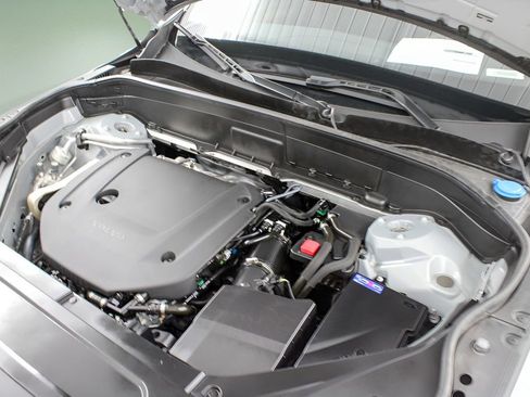 Certified 2025 Volvo XC90 B6 Plus image 34