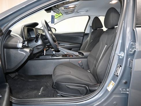 Used 2025 Hyundai Elantra SE image 9