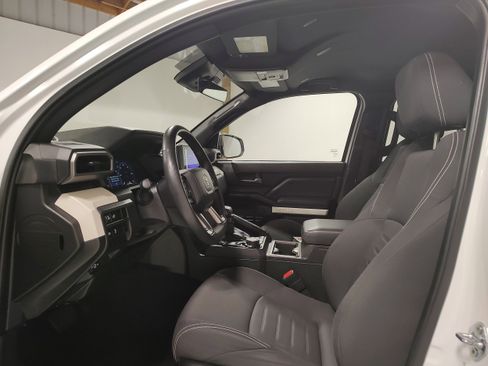 Used 2024 Toyota Tacoma TRD Off-Road image 10