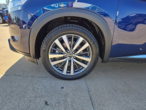 Used 2022 Nissan Pathfinder Platinum image 9