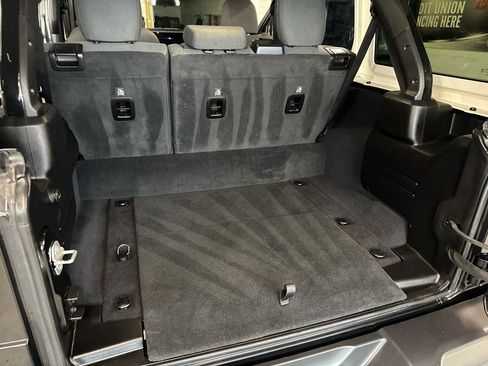Used 2024 Jeep Wrangler Unlimited image 43
