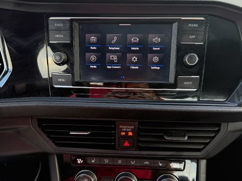 Used 2024 Volkswagen Jetta SE FWD image 12