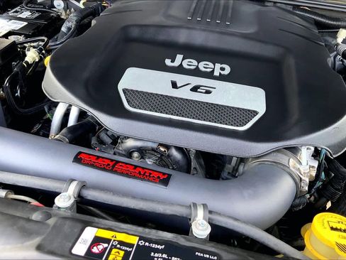 Used 2018 Jeep Wrangler Unlimited Rubicon w/ Connectivity Group AWD/4WD image 28