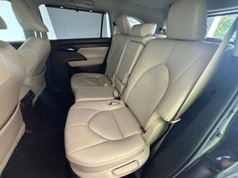 Used 2021 Toyota Highlander XLE AWD/4WD image 23