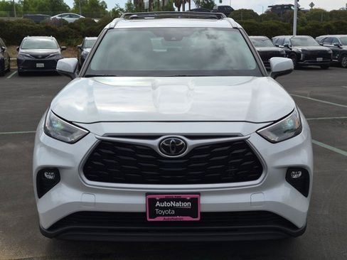 Used 2023 Toyota Highlander XLE FWD image 2