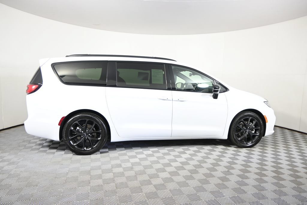 Used 2025 Chrysler Pacifica Limited FWD image 7