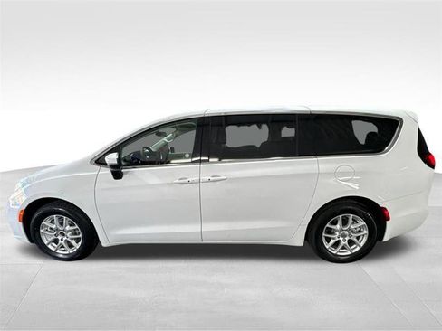 Used 2023 Chrysler Pacifica Touring-L image 8