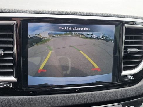 Used 2024 Chrysler Pacifica Touring-L FWD image 8