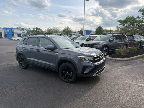 Used 2022 Volkswagen Taos SE w/ Panoramic Sunroof Package image 16