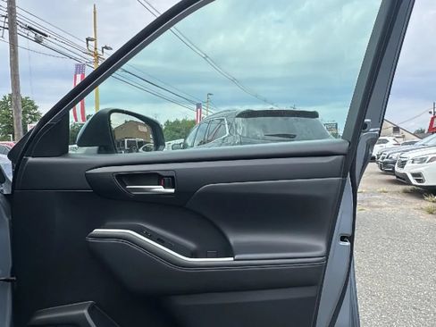 Used 2021 Toyota Highlander XLE AWD/4WD image 26