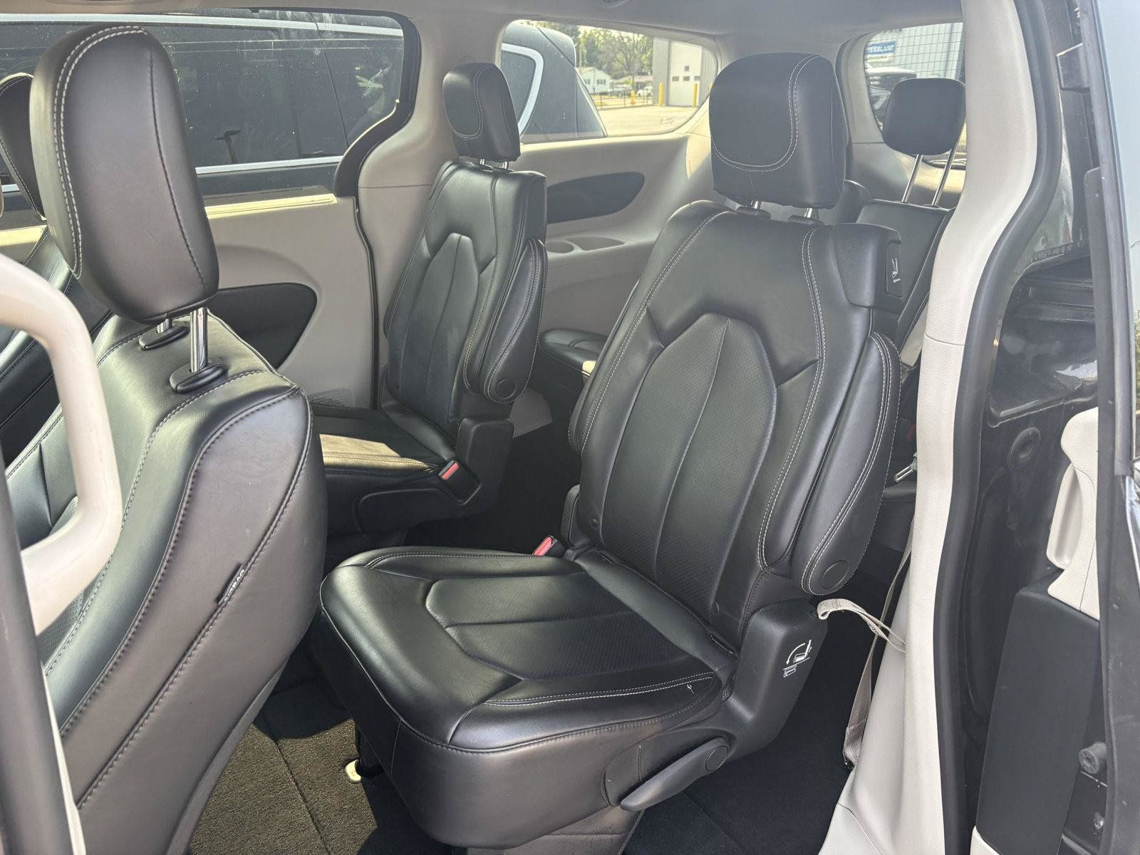 Used 2023 Chrysler Pacifica Touring-L FWD image 16
