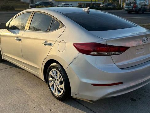 Used 2017 Hyundai Elantra SE FWD image 3