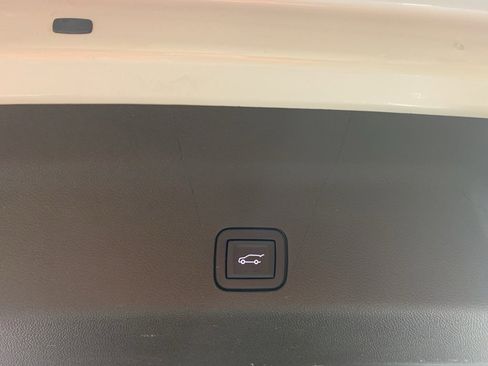 Used 2023 GMC Yukon XL SLT image 37