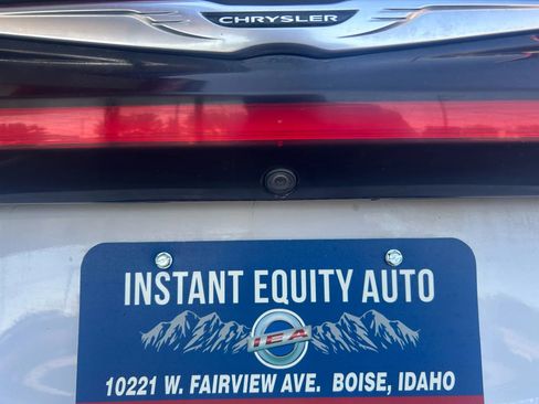 Used 2021 Chrysler Pacifica Touring-L image 23