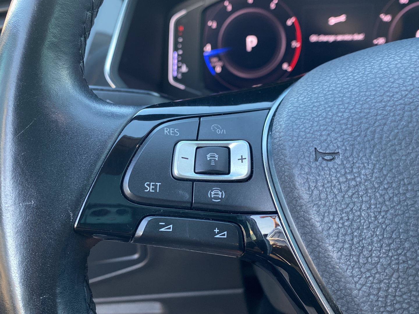 Used 2019 Volkswagen Tiguan SEL Premium AWD/4WD image 18