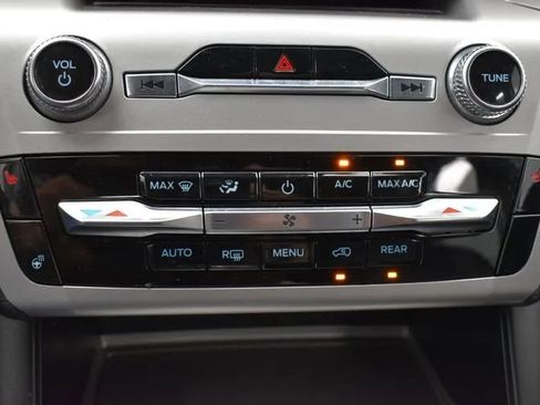 Used 2022 Ford Explorer XLT w/ Equipment Group 202A AWD/4WD image 32