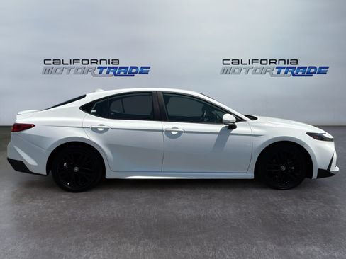 Used 2025 Toyota Camry SE FWD image 4